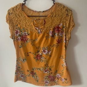 This is a large, No boundaries, tee. Only worn a couple times. Smoke free